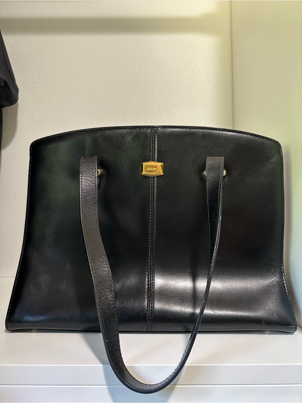Bally Black Leather Shoulder Bag with Gold Logo Vintage leather made in Italy